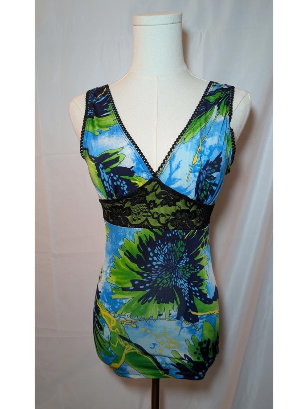 Via Vai Small Blue/Green Floral Sleeveless V-Neck Top w/Lace Detail needs repair